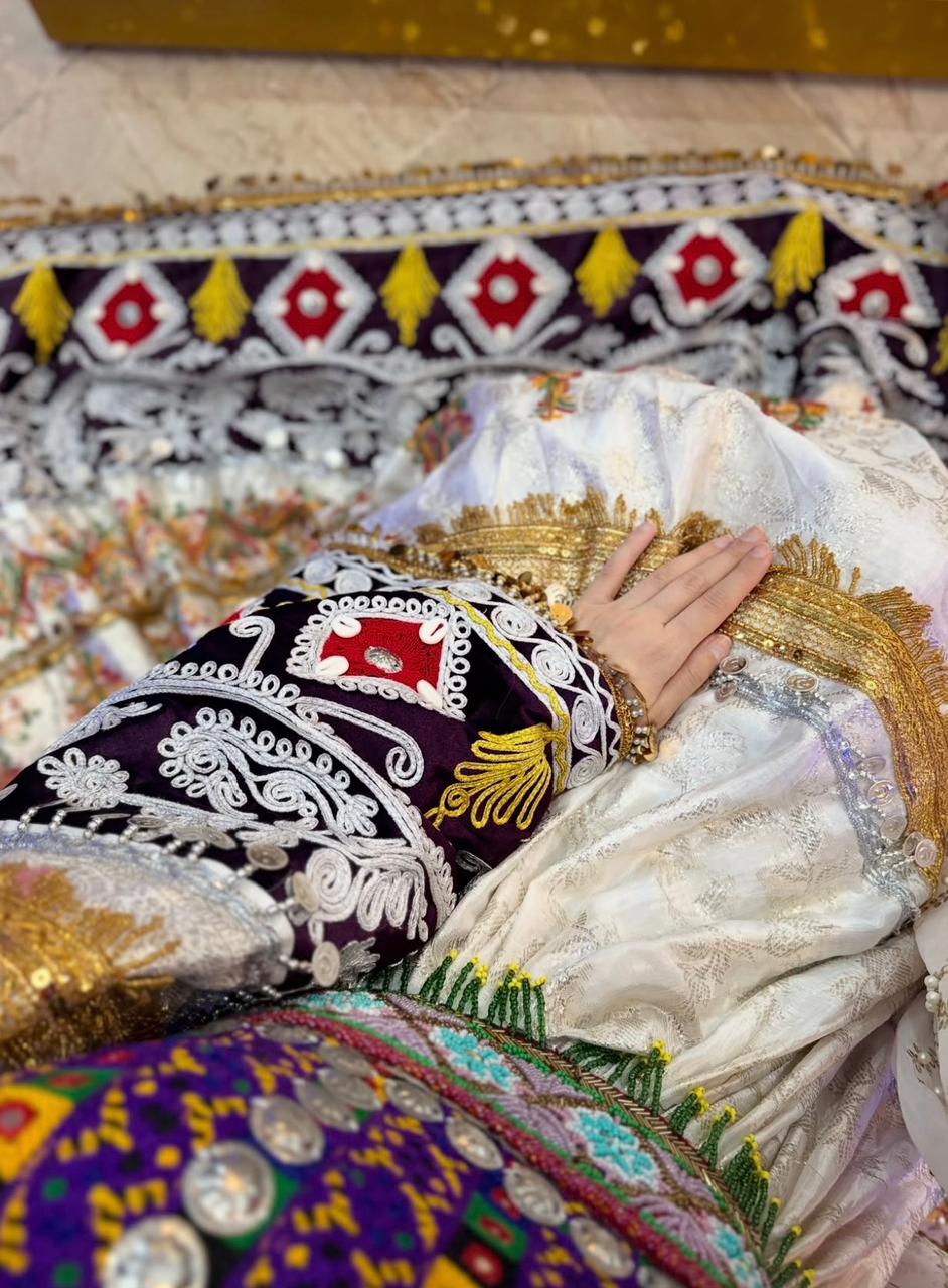 Malika-e-Noor (The Queen of Light) Hover