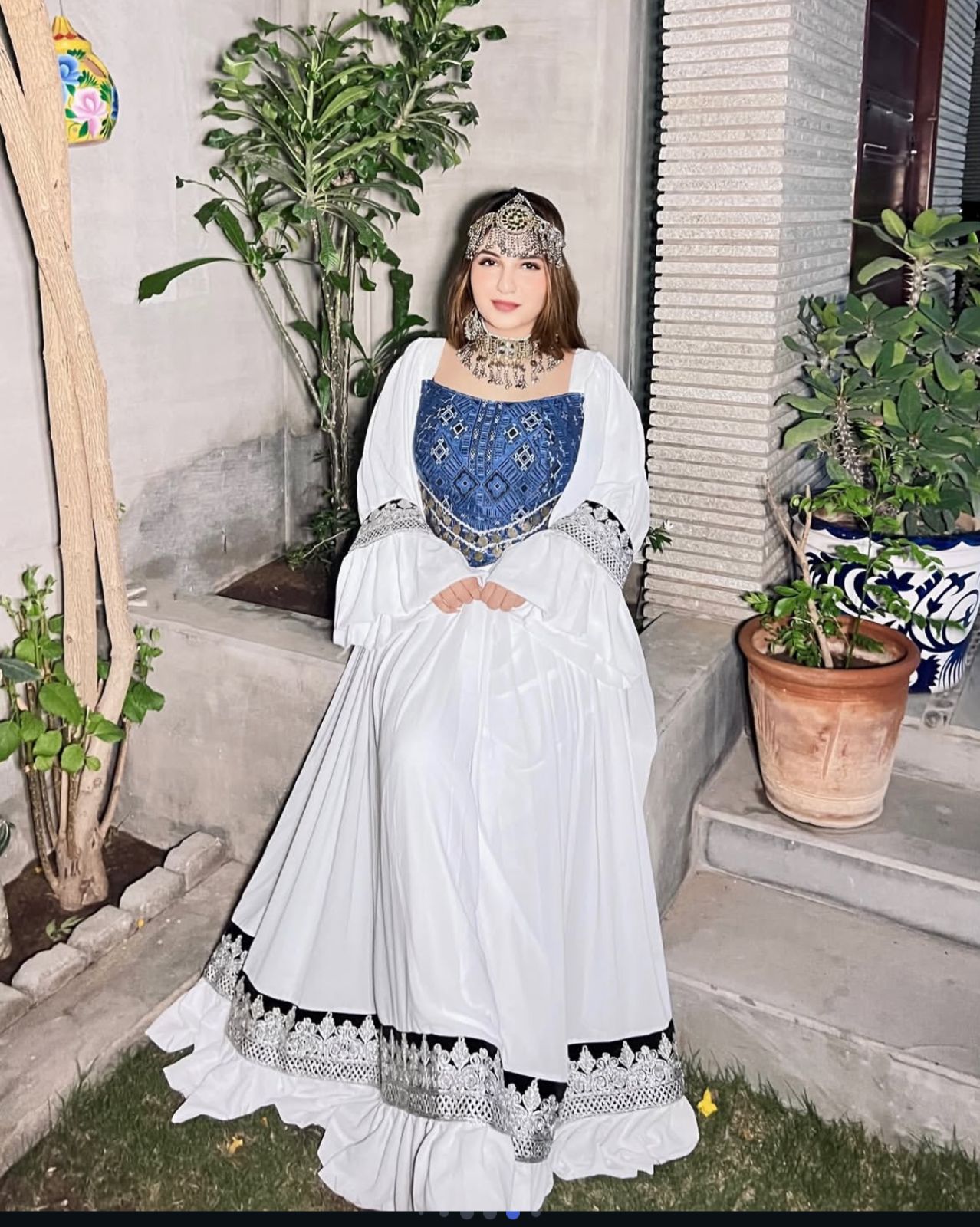 Noor-e-Lajward (The Light of Lapis) Hover